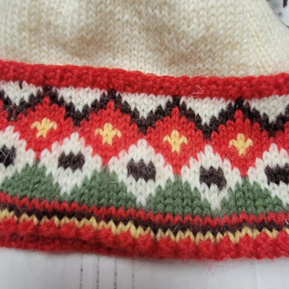 VINTAGE Handmade Hat And Mittens Set